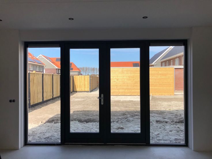  Pintu Kaca dengan Frame Aluminium